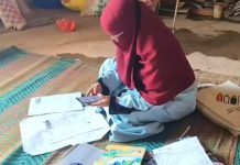 ‘মানুষের পাশে দাঁড়াতে হবে’, বার্তা দিয়ে শারীরিক কষ্ট উপেক্ষা করে এক পায়েই SIR-এর ৯৯% কাজ সারলেন বাঁকুড়ার BLO Physically Challenged BLO Completes SIR Work, SIR News, Bankura News, এসআইআর নিউজ, বাঁকুড়া নিউজ